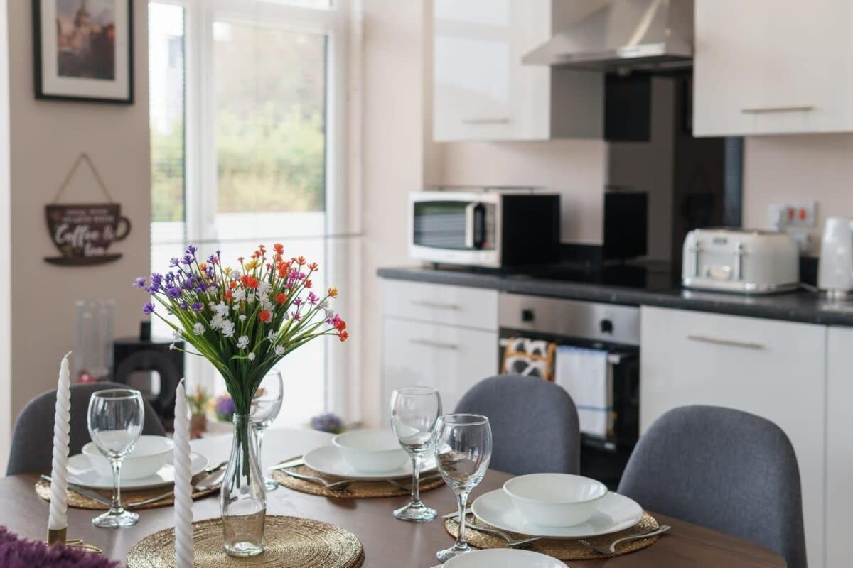2 Bedroom Modern Apartment In Manchester Exterior photo